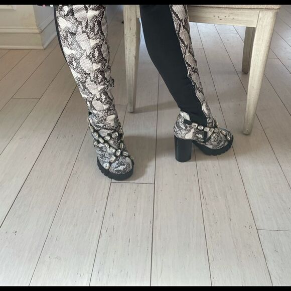 WILD DIVA SNAKESKIN MOTIF BOOTS.  NEW - Picture 8 of 8